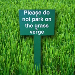 Please do not park on the grass verge Sign